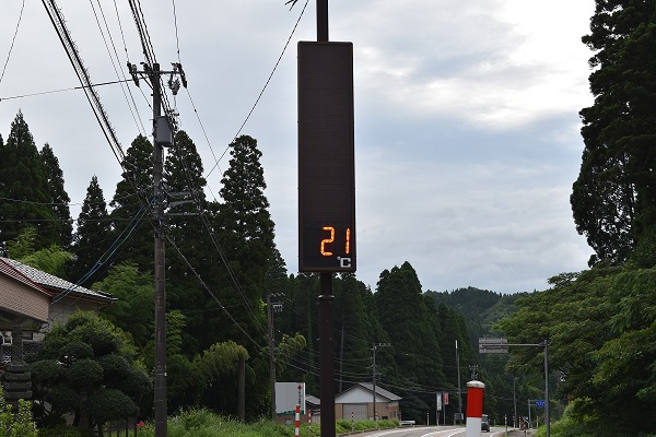 早朝の峠の電光表示板に表示された温度-2