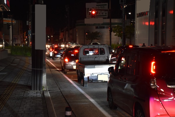 夜の渋滞している道路