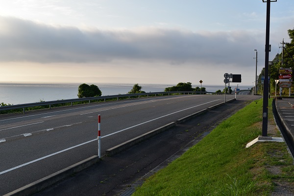 早朝の海岸沿いの道