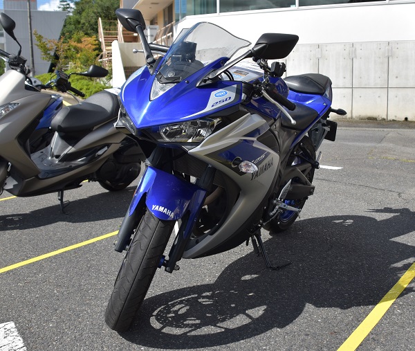 ヤマハの250ccスポーツバイク_YZF-R25