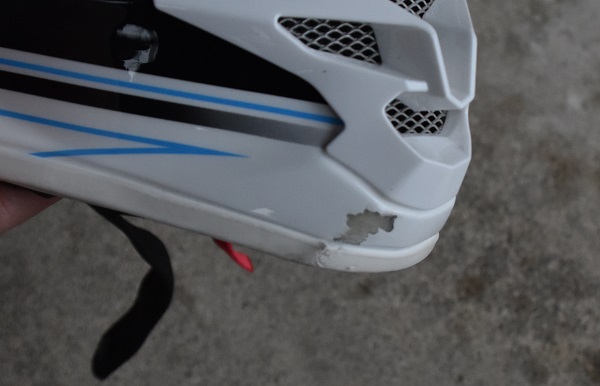 SHOEIのモトクロス用ヘルメットのVFX-WのSEARに付いた傷