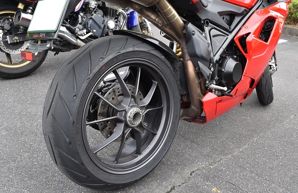 DUCATIのスポーツバイクの1198のスイングアームとタイヤ