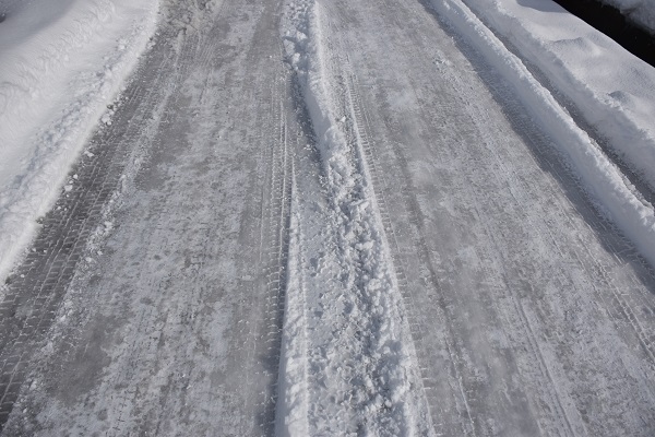 積雪で凍結した道路
