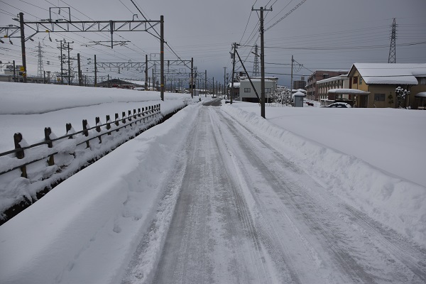 積雪や氷に覆われた住宅地の道路