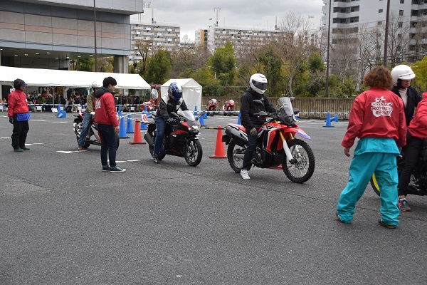 大阪モーターサイクルショー2018の試乗会で走るバイク