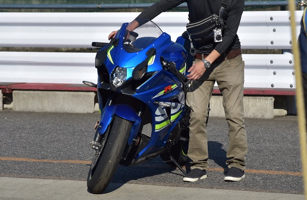 鈴鹿ツインサーキットで行われたスズキファンRIDEフェスタにてスズキのバイクのGSX-R1000が運ばれる様子