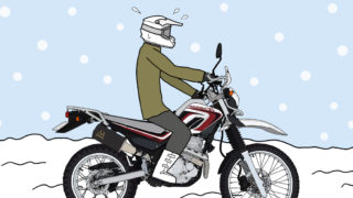 オフロードバイクで雪の上を走る人