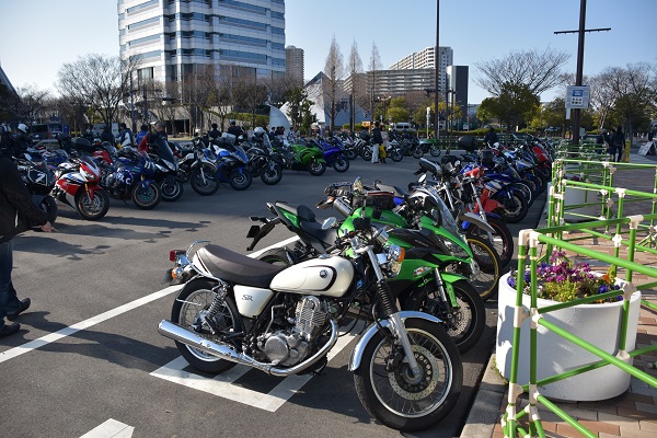 大阪モーターサイクルショーの会場のインテックス大阪の駐車場に停まっているバイク あおぶさモーターサイクル