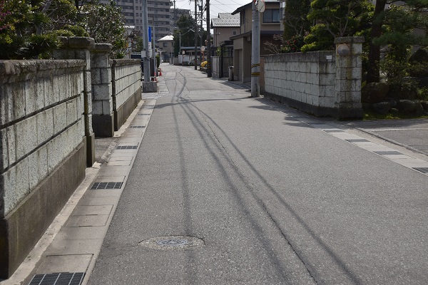 住宅街の道路 あおぶさモーターサイクル