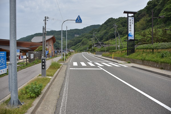 石川県の道の駅のすず塩田村の前の道路