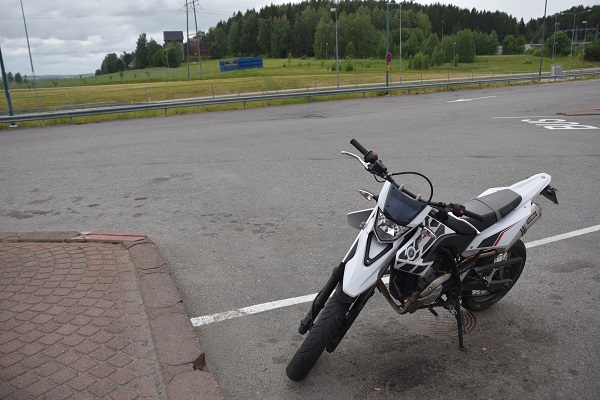 フィンランドの高速道路のサービスエリアに停まっているバイク