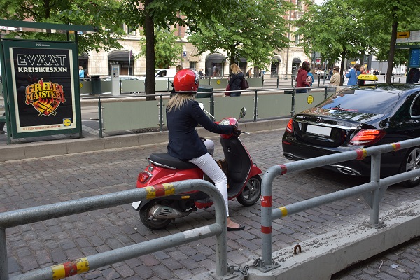 ヘルシンキ市内の道路を走るスクーター