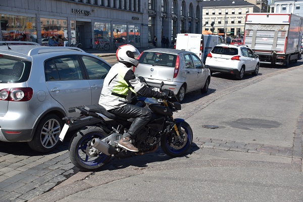 ヘルシンキ市内を走るバイク
