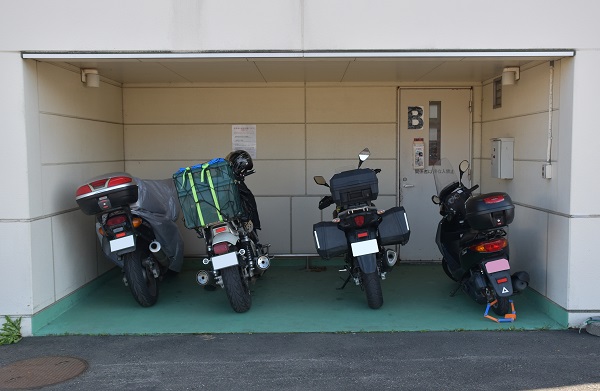 北海道の新千歳空港の駐輪場に停まっているバイク