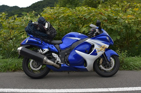北海道の富良野の道路の路肩に停車しているスズキのメガスポーツバイクの隼