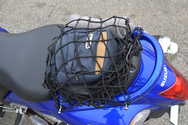 スズキのメガスポーツバイクの隼のシートにネットフックを使って括りつけた荷物