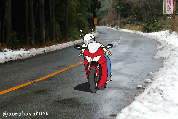 ホンダ VFR800F レッド 冬の道路を走るバイク