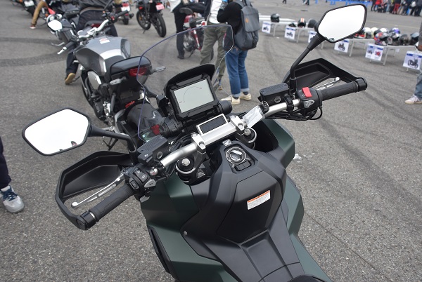 ホンダ バイク スクーター X-ADV 2019年式 マットアーマードグリーンメタリック ハンドル周り