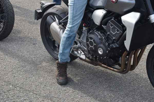ホンダ バイク ネイキッド CB1000R 2019年式 ソードシルバーメタリック 人の足が地面につく様子