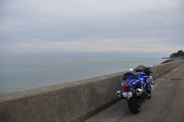 海沿いの道路 路肩に停まっているバイク 海