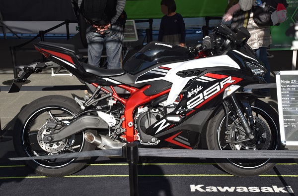 カワサキ バイク 250cc Ninja ZX-25R SE メタリックスパークブラック×パールフラットスターダストホワイト