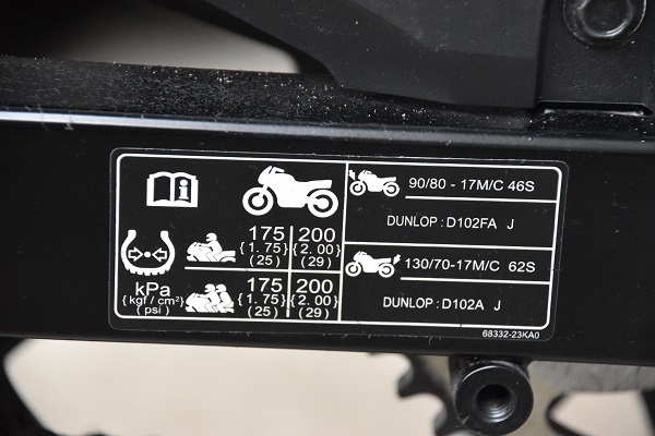 バイク スイングアーム タイヤの空気圧の表記
