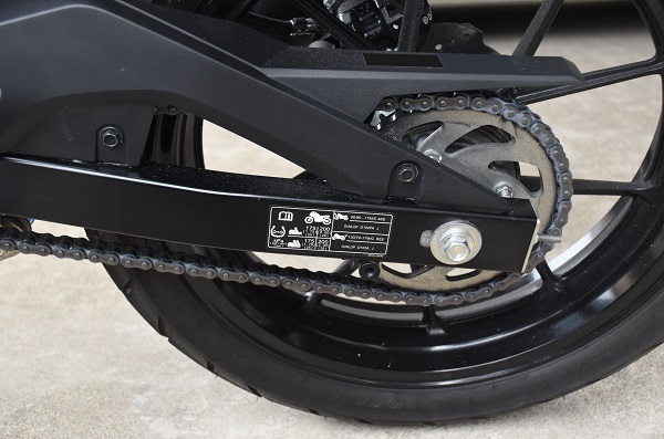バイク スイングアーム周り タイヤの空気圧の表記