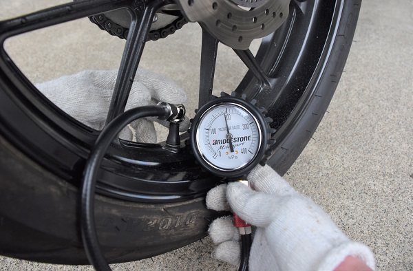 バイク用タイヤゲージ アナログ式 バイクのタイヤの空気圧を測定している様子