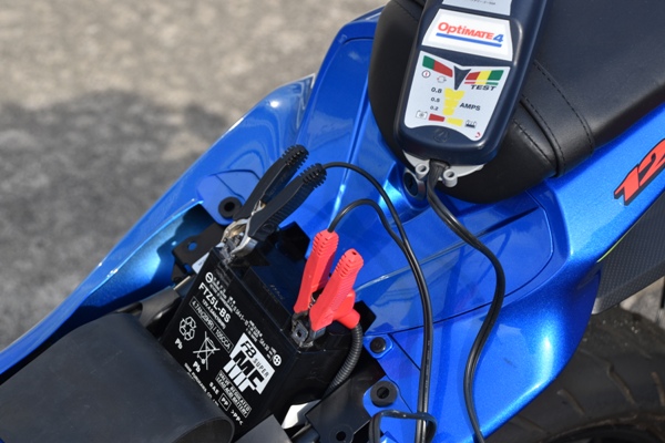 スズキ バイク 原付二種 GSX-R125 バッテリーと充電器を接続した様子